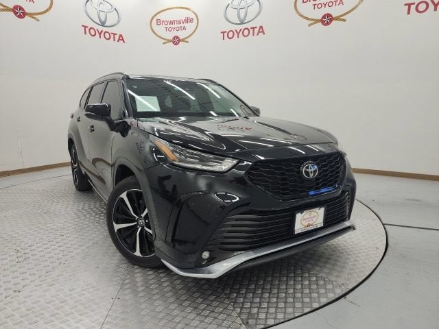 2022 Toyota Highlander XSE in Midnight Black Metallic — front three-quarter view